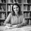 Marichui Adaime tomando notas sobre presupuestos familiares en una biblioteca andaluza